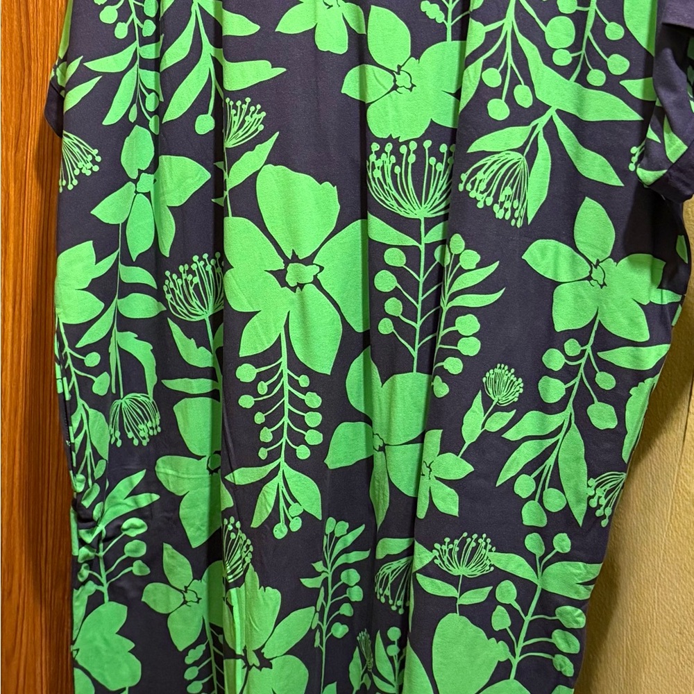 Chic Green and Navy Floral Midi Dress - Picture 3 of 3